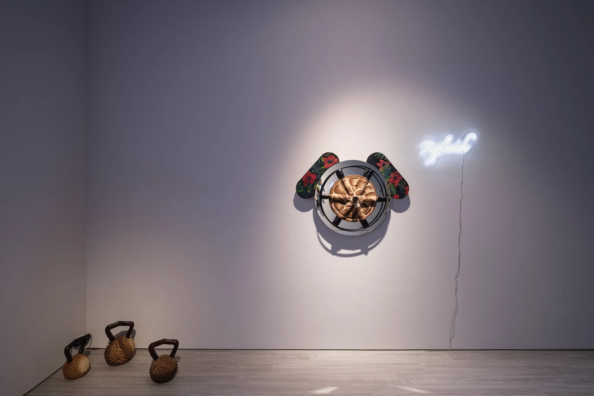 「⿊ · ⾦ · ⽩ 」羅懿君個展