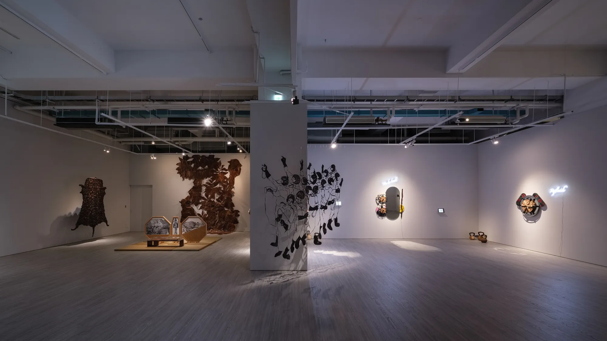 「⿊ · ⾦ · ⽩ 」羅懿君個展