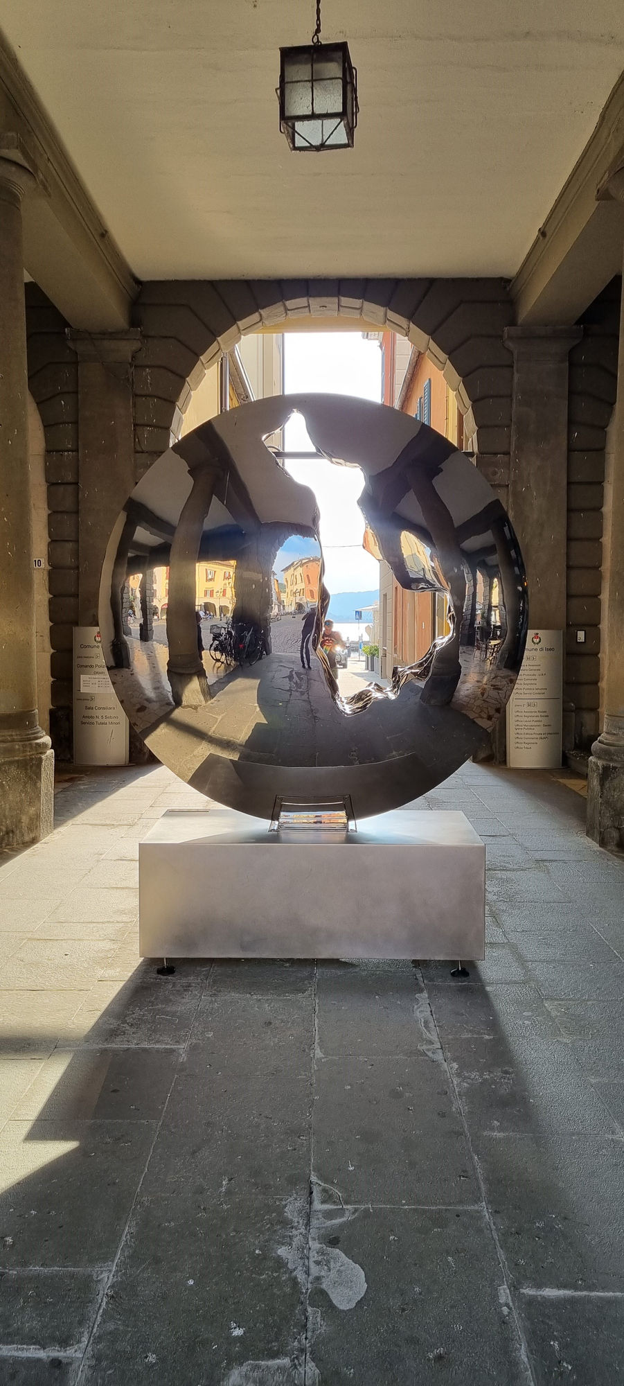 ACQUARIATERRAFUOCO. L'Opera di Helidon Xhixha sul lago d'Iseo