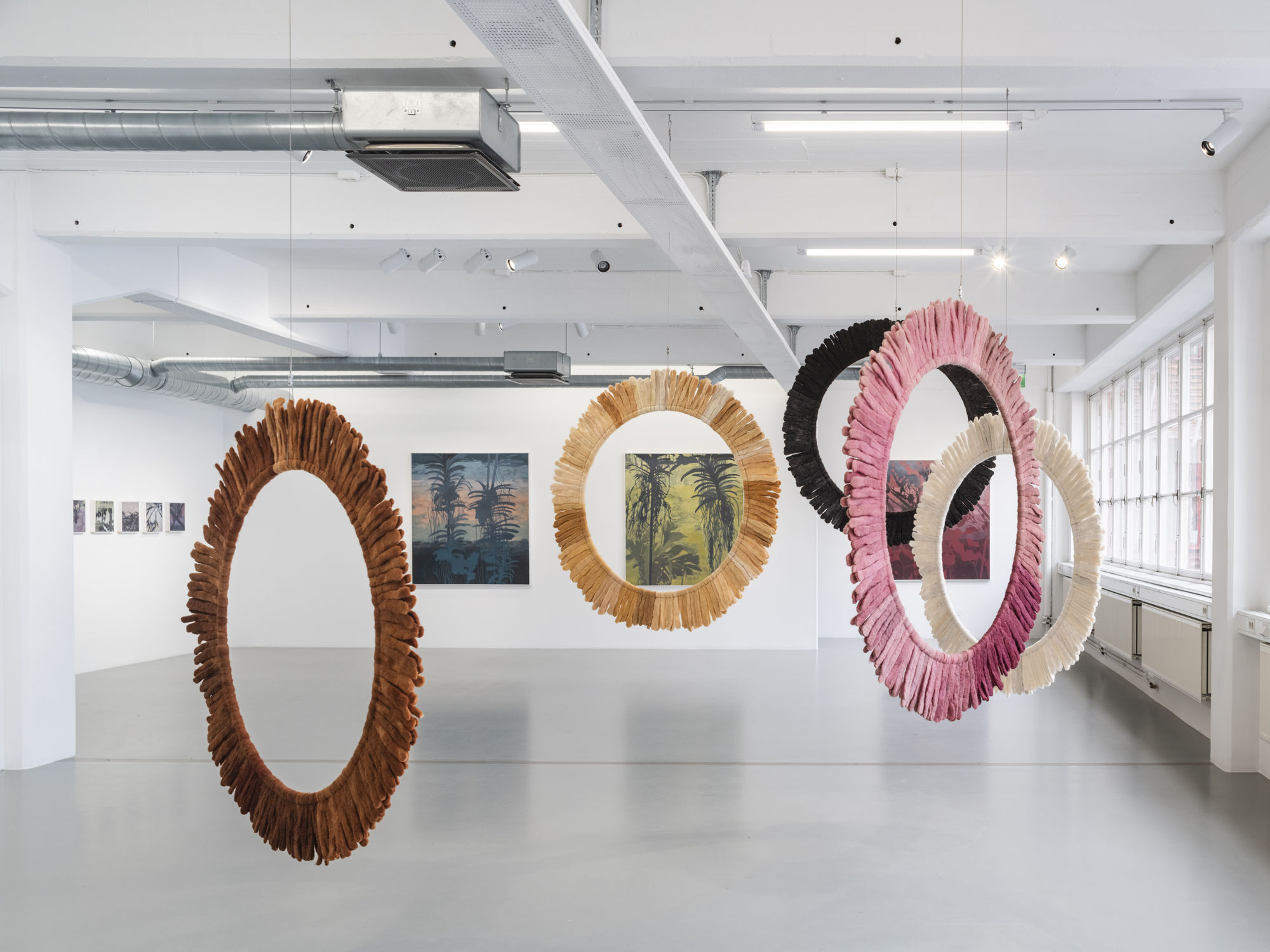 Installation view, Helén Svensson, Inte nudda golv, 2024, Galleri Duerr. Photo: Jean-Baptiste Béranger.