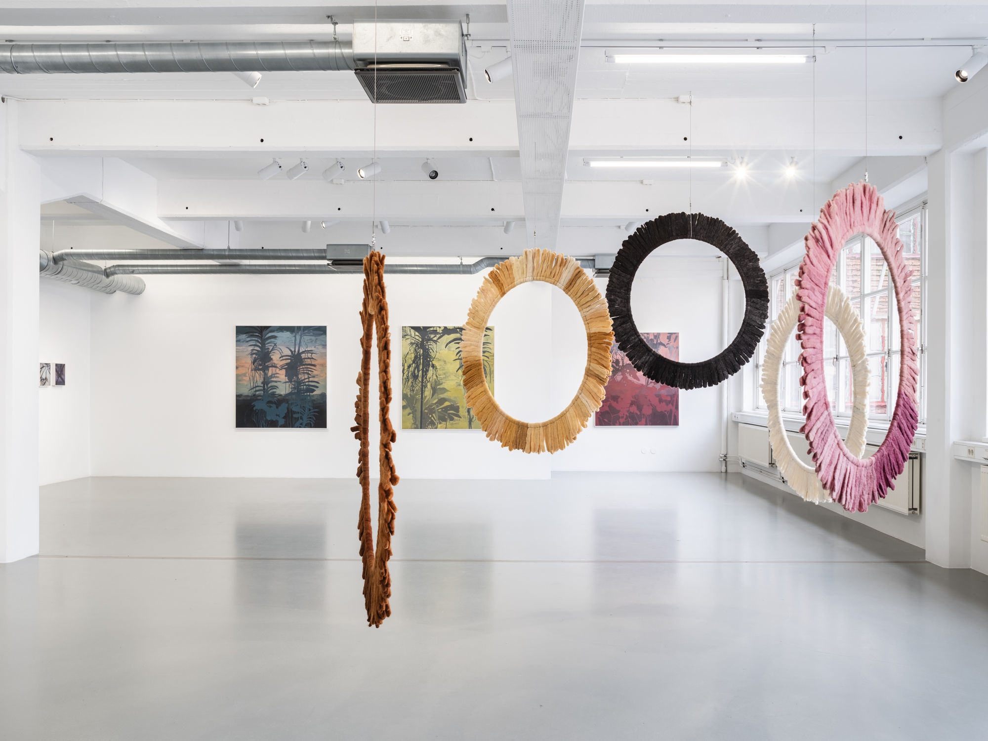 Installation view, Helén Svensson, Inte nudda golv, 2024, Galleri Duerr. Photo: Jean-Baptiste Béranger.