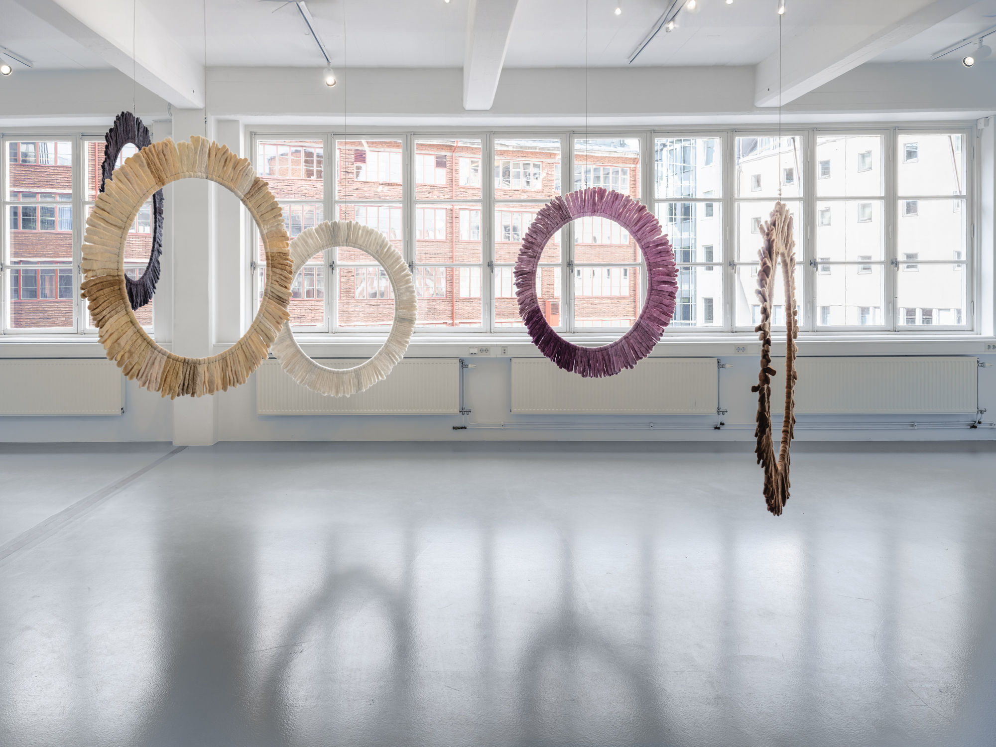 Installation view, Helén Svensson, Inte nudda golv, 2024, Galleri Duerr. Photo: Jean-Baptiste Béranger.