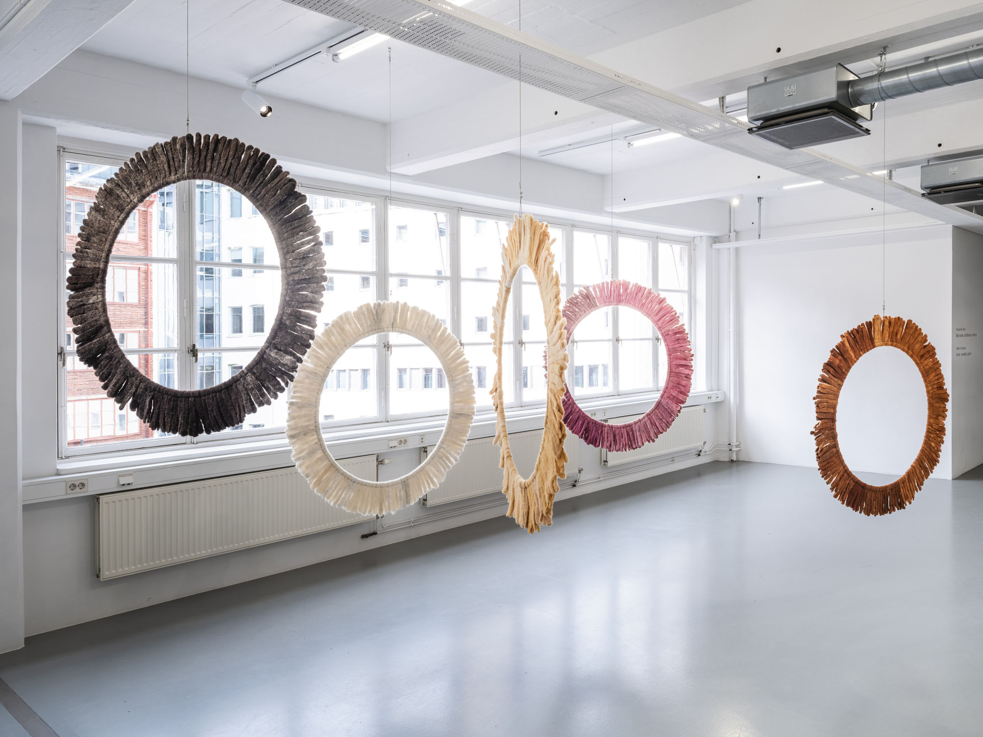 Installation view, Helén Svensson, Inte nudda golv, 2024, Galleri Duerr. Photo: Jean-Baptiste Béranger.