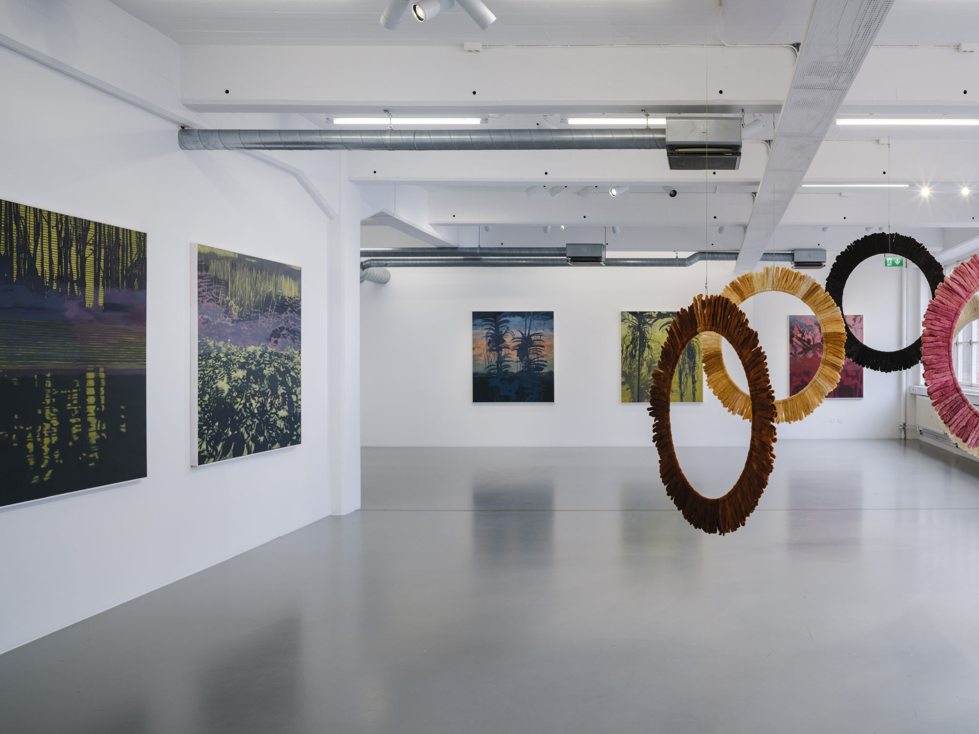 Installation view, Helén Svensson, Inte nudda golv, 2024, Galleri Duerr. Photo: Jean-Baptiste Béranger.