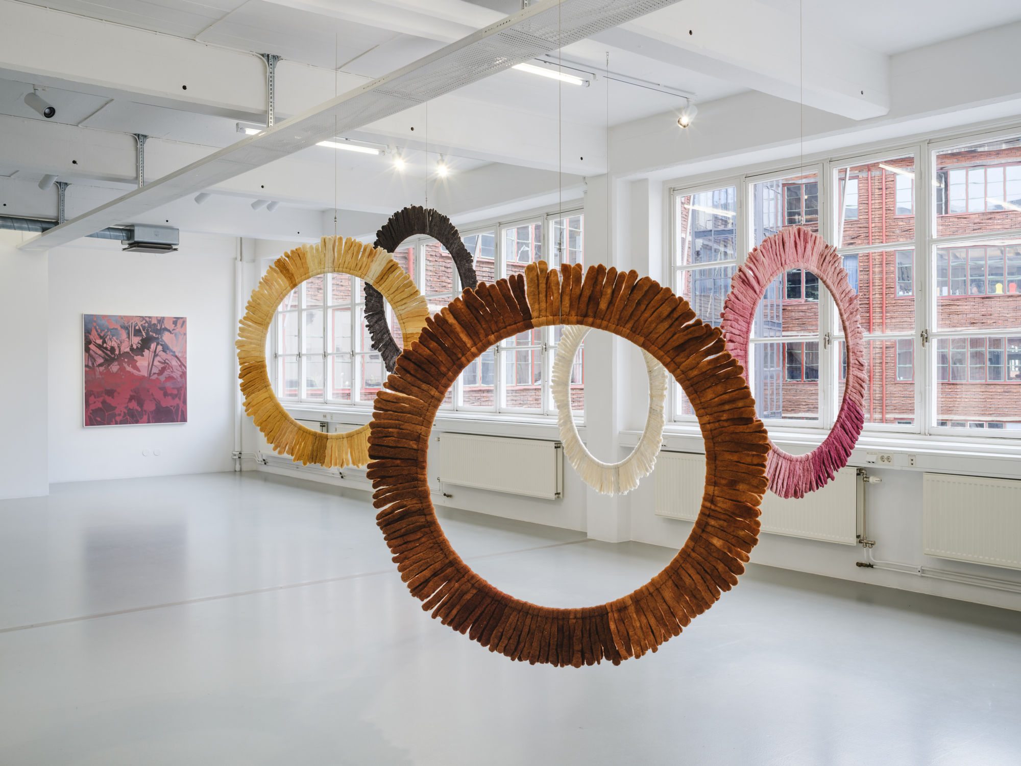 Installation view, Helén Svensson, Inte nudda golv, 2024, Galleri Duerr. Photo: Jean-Baptiste Béranger.