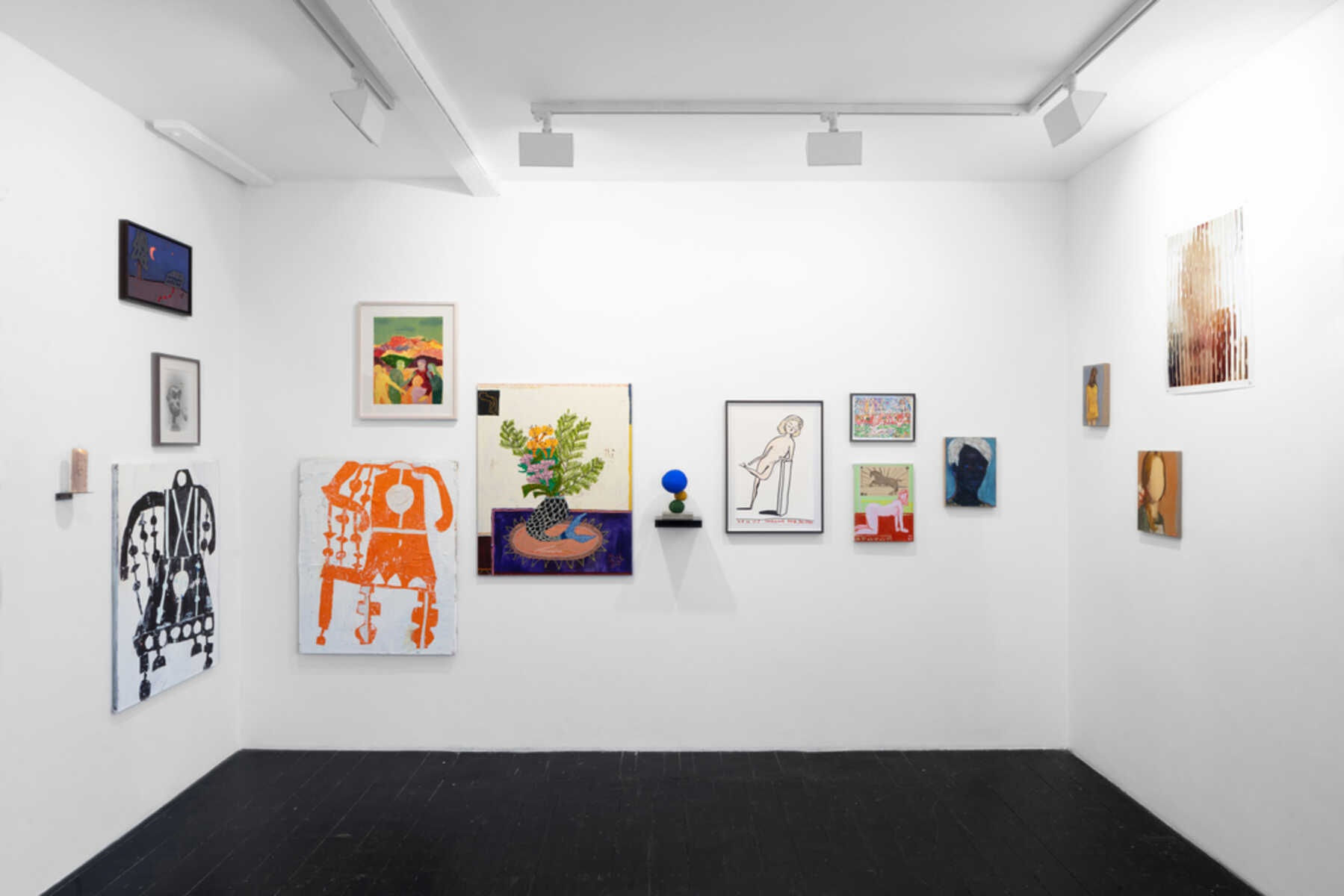 [LONDON] HOLDING HANDS