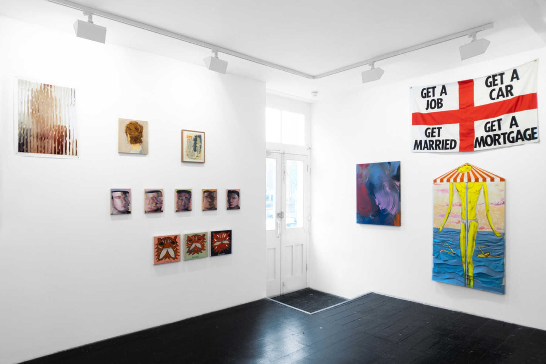 [LONDON] HOLDING HANDS