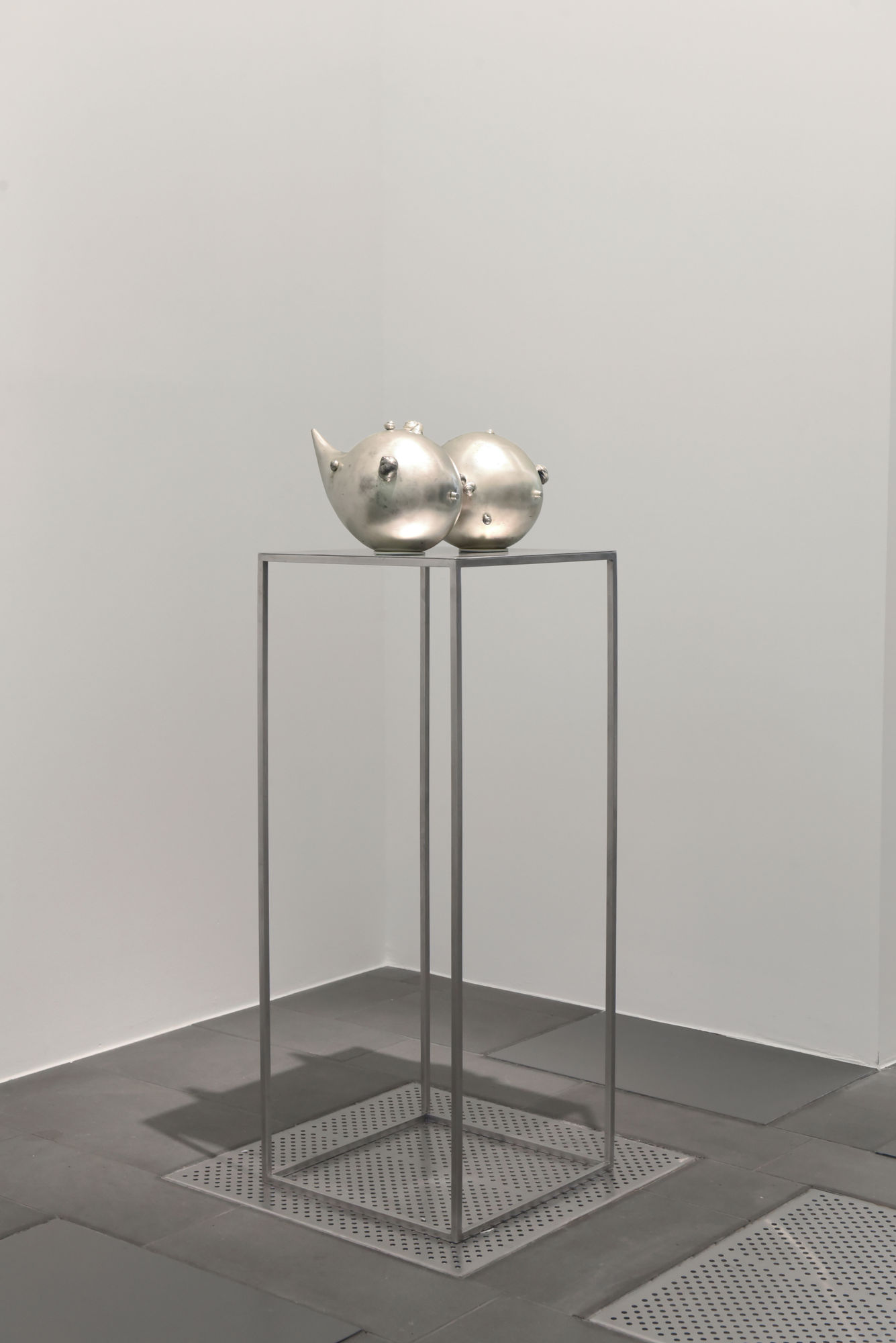 Vanessa Safavi, Dans sa coquille, 2025, Nickel silver, silver platina, 40 x 20 x 20 cm (each), ©Tristan Savoy