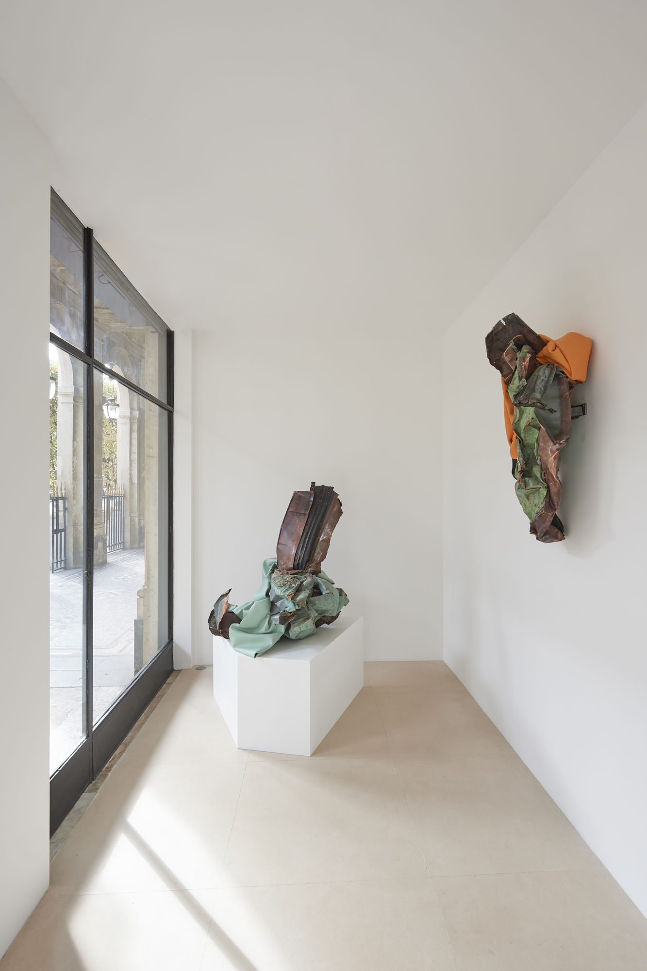 Left : Kennedy Yanko He lay himself down on her handywork, 2023 Paint skin, copper 170 x 114,5 x 114,5 cm. Right : Kennedy Yanko Book of light, 2023 Paint skin, copper 107 x 91,5 x 40,5 cm. Kennedy Yanko, She is a verb, Devals x Salon 94, 15 octobre - 12 novembre 2023