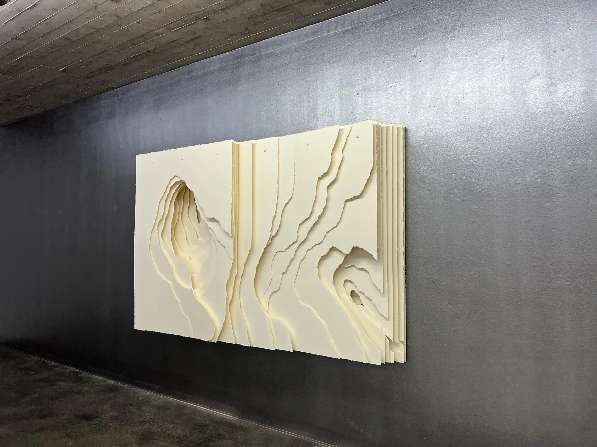 2022-060 Terforation Papier 400 g, gerissen, Halterung aus Metall und Kunststoff paper 400 g, torn, holder made of metal and plastic 159 x 245 x 40 cm copyright by the artist Angela Glajcar photo by Angela Glajcar courtesy of bechter kastowsky galerie