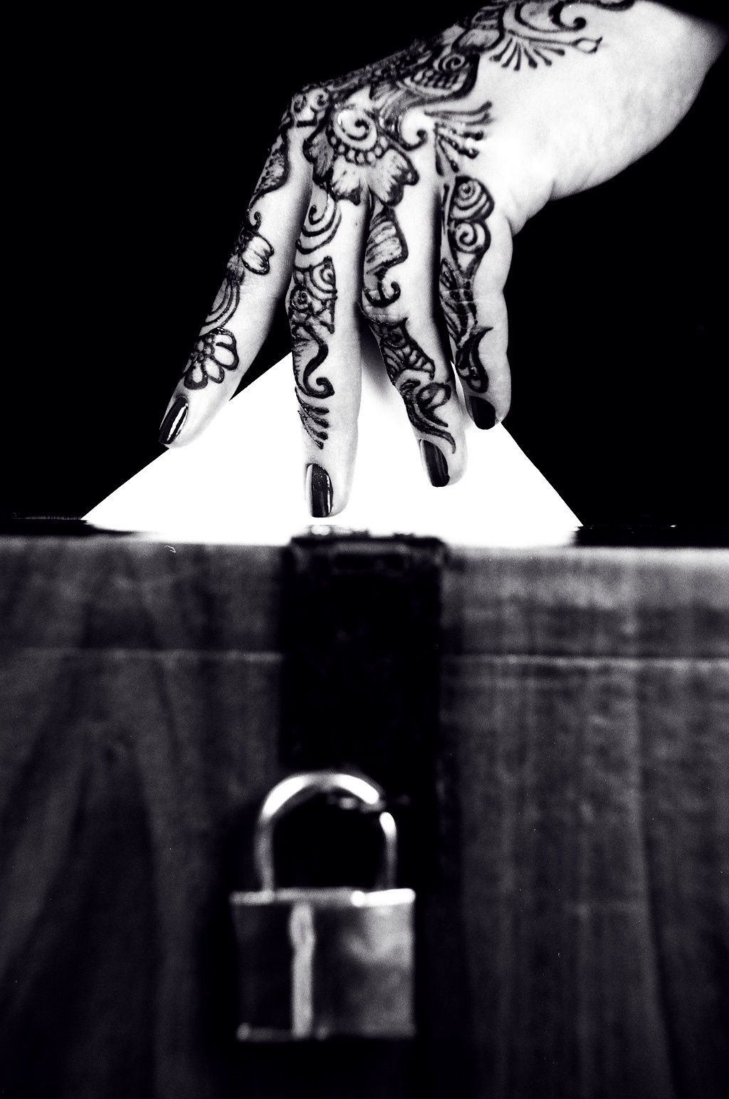 THE CHOICE VI | الإختيار ٦ 2005 SILVER GELATIN PRINT | مطبوعة جيلاتن فضية EDITIONS 10 + AP 50 X 40 CM