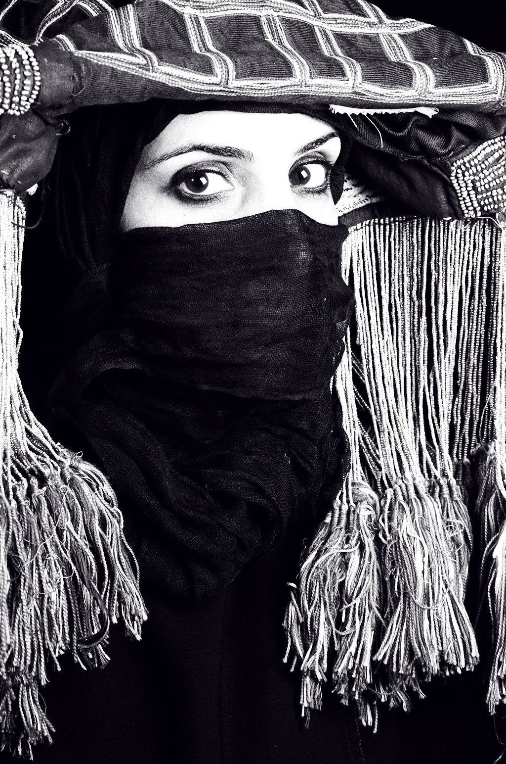 Look Beyond the Veil III | انظرخلف الخمار ٣ 2005 SILVER GELATIN PRINT | مطبوعة جيلاتين فضية EDITIONS 10 + AP 50 x 40 cm