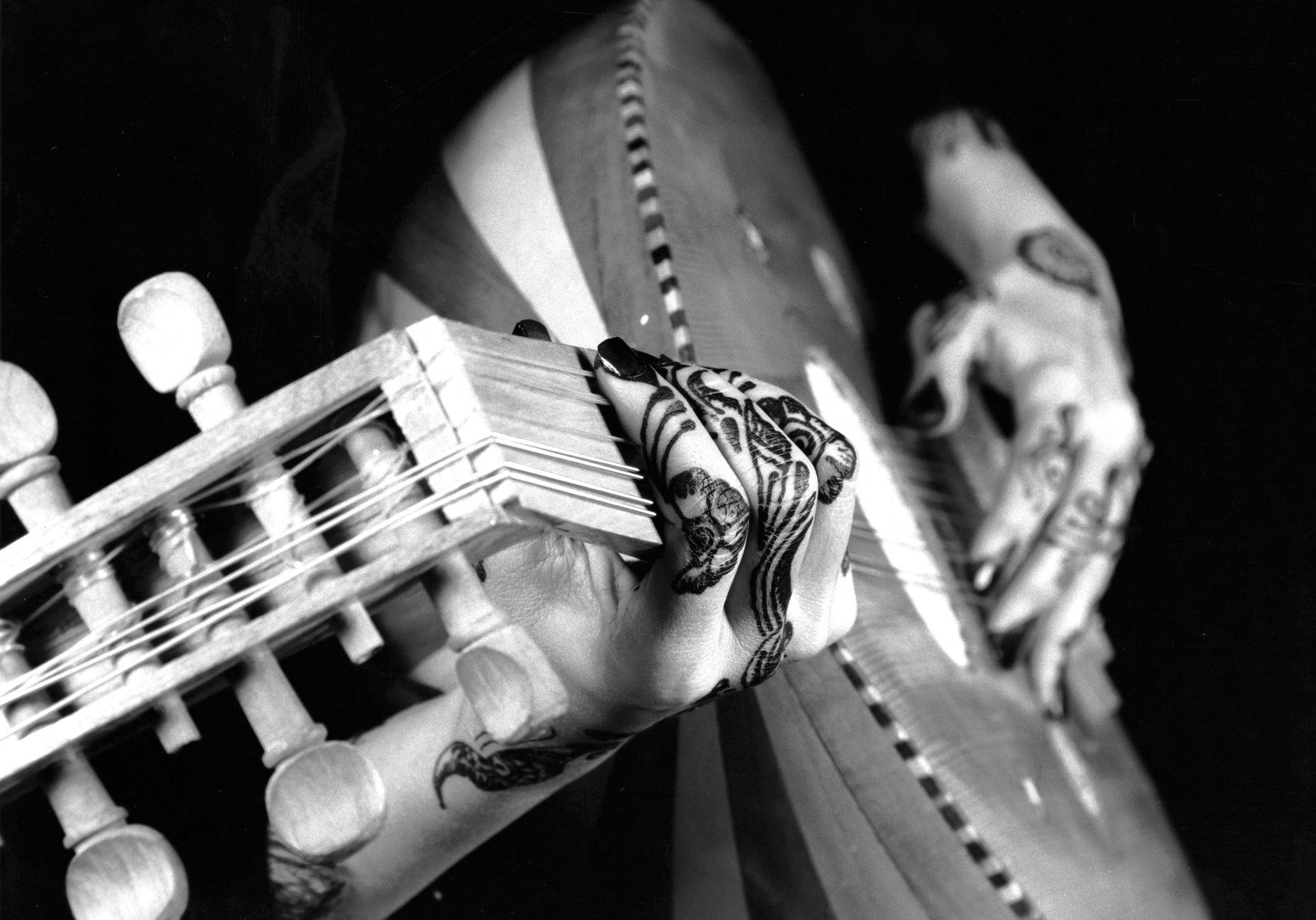 SILENT SONG | الأغنيه الصامته 2005 SILVER GELATIN PRINT | مطبوعة جيلاتين فضية EDITIONS 10 + AP 40 x 50 cm