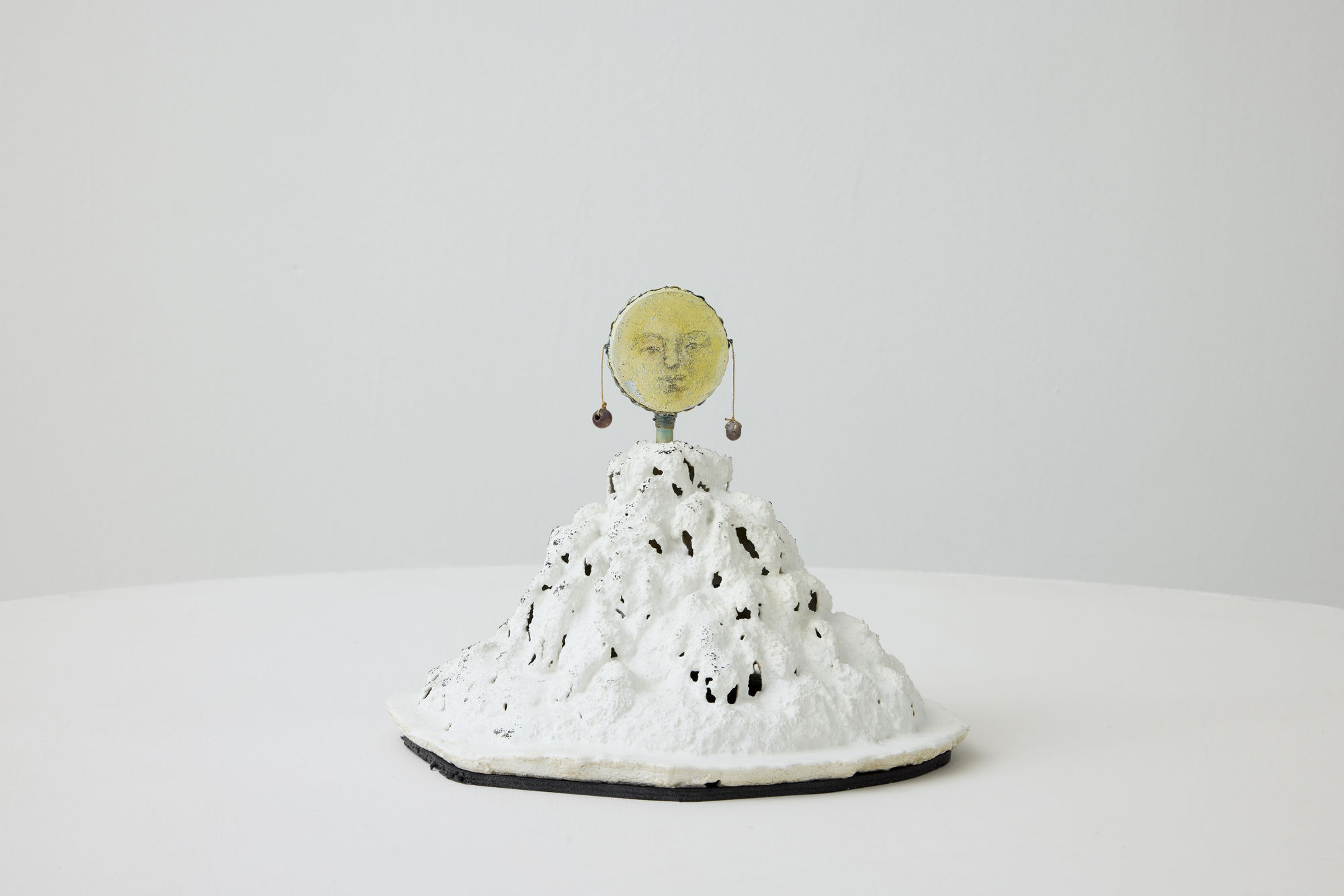 달의 칭얼거림 Moon's Whimper, 샌드캐스팅한 시멘트, 아두이노, 서보모터, 피지에서 사온 소고 sandcast cement, arduino, servo motor, sogo drum from Fiji, 23.5×30×26.5cm, 2025 (제작 도움 경제엽 production support Jaeyeop Kyoung)