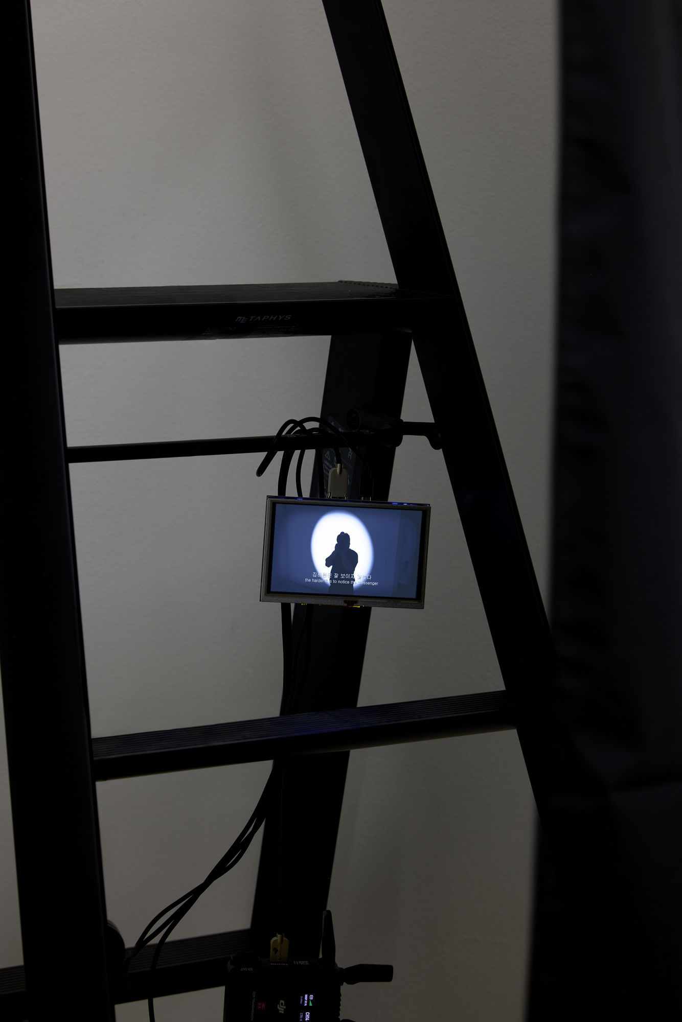 PEEK, 조명이 포함된 영상설치 video installation with lighting, 15분 52초 15min 52sec, 2023