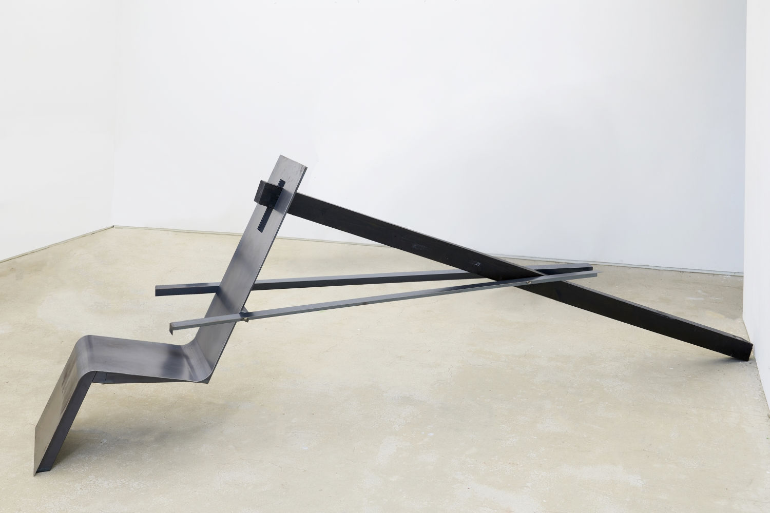 앞에 놓였던 조각 대신 〈올랭피아〉를 위해 배치한 의자: 2024년 김세중미술관에서 진행한 개인전 곁에 쓰인 이민휘 작업 A chair placed for Olympia, replacing the sculpture previously in front: a work for Lee Minhwi, featured alongside the solo exhibition at Kimsechoong Museum in 2024, 철, 나무, 사사건건과 협업 steel, wood, collaboration with saasaakunkun, 61×350×105cm, 2024