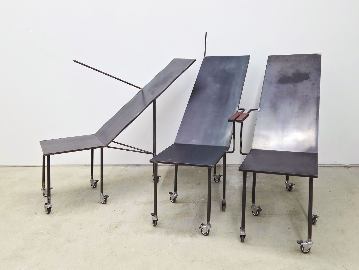 〈올랭피아〉를 위한 의자로 올려놓은 2025년 백남준아트센터에서 전시한 〈프로시드〉 Proceed, exhibited at the Nam June Paik Art Center in 2025, placed on a chair for Olympia, 철, 자석, 바퀴 steel, magnets, wheels, dimensions variable, 2025