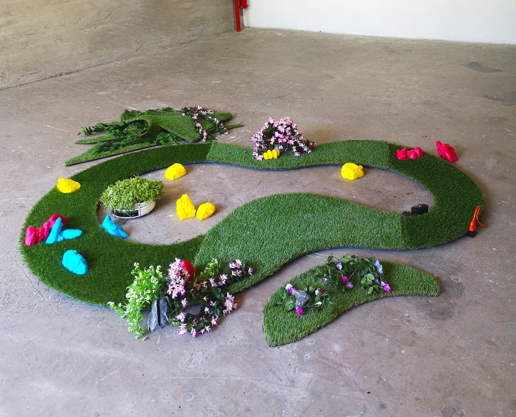 ALFREDO DA VENEZIA Rolling Stone, 2021 Escultura Cinética / Impresión 3D PLA, robot aspirador, hierba y madera. 320 x 210 x 20 cm