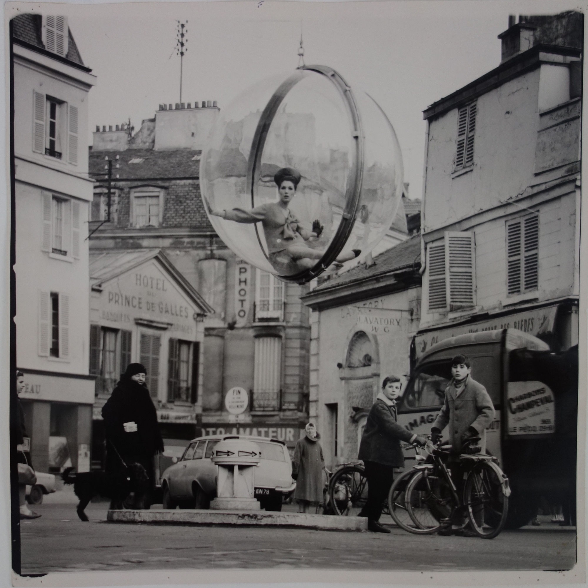Melvin Sokolsky, Bubble, Paris, 1963, © Melvin Sokolsky