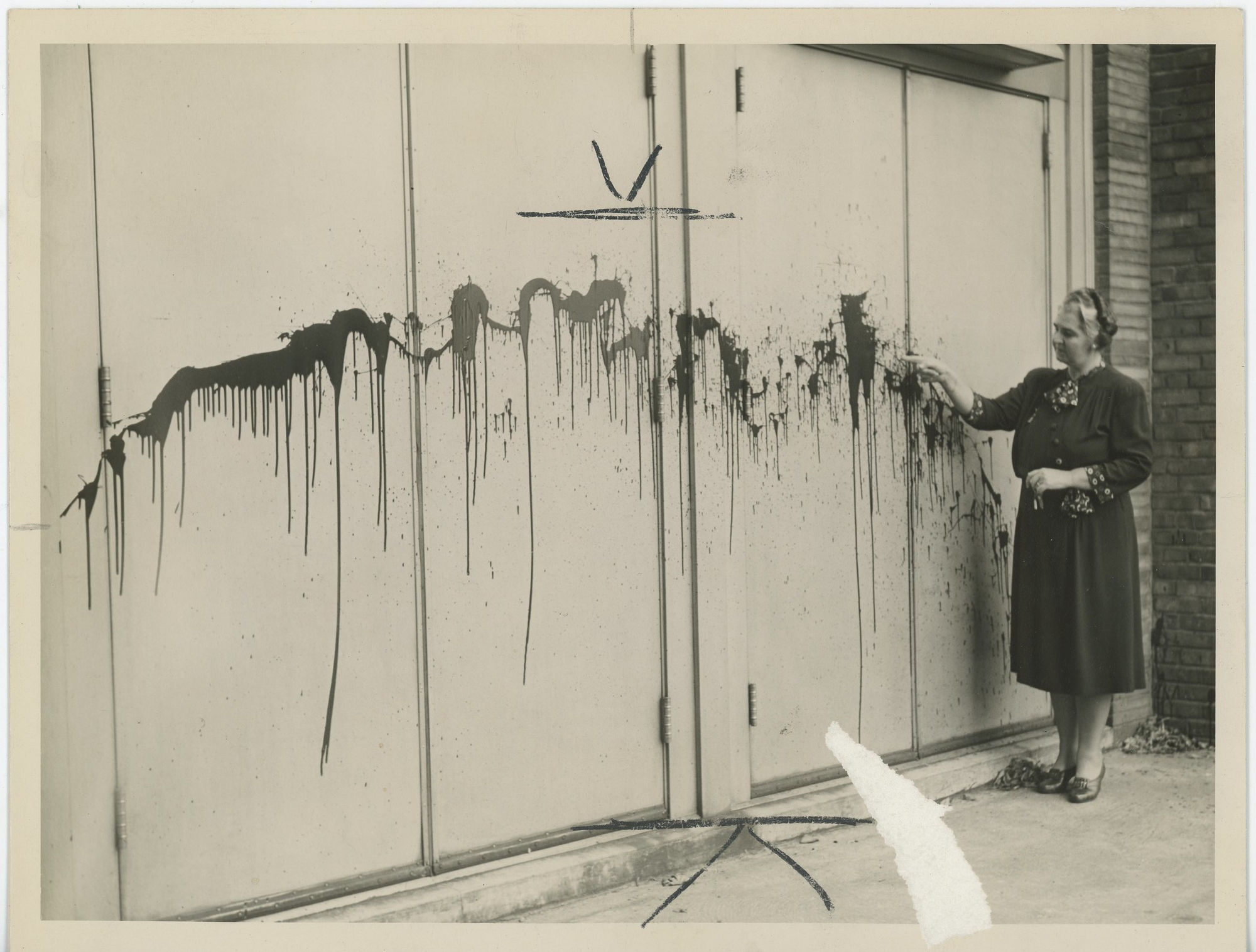 Elizabeth, Kahle, Kleinhaus Hall = Vandalism, 1944