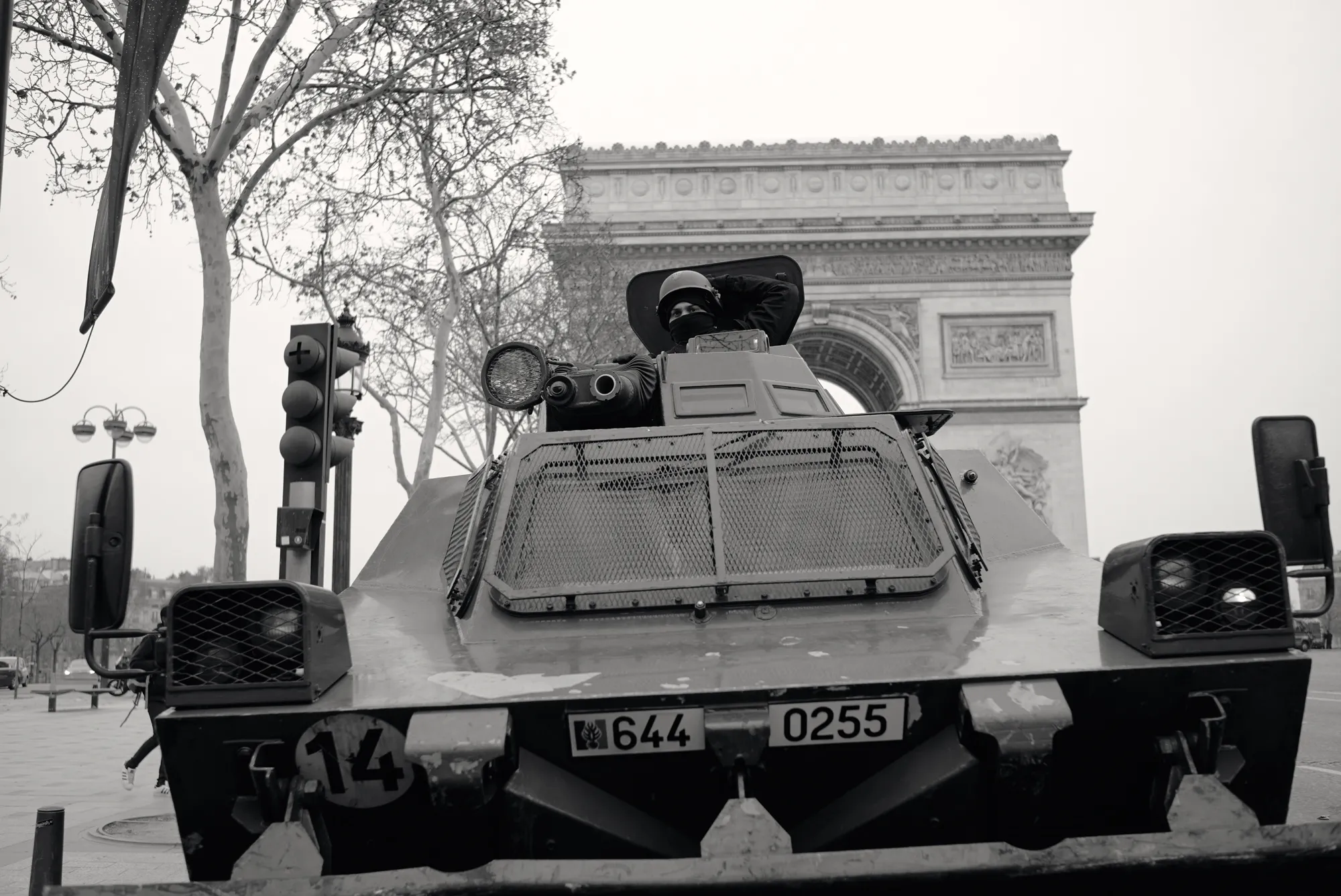 Des véhicules blindés de la gendarmerie étaient déployés sur les Champs-Élysées. Mouvement des Gilets jaunes Acte-V Paris, France - 2018