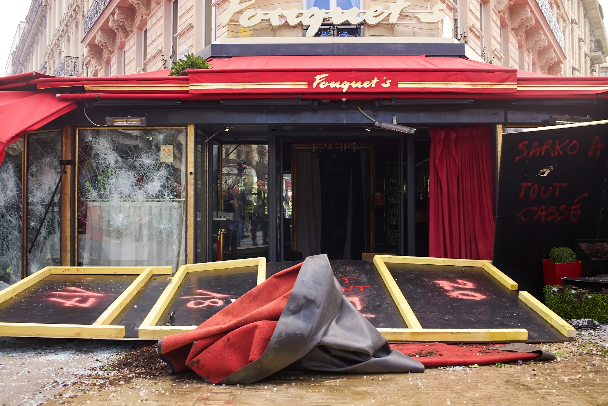 Le 16 mars 2019, comme plusieurs autres commerces des Champs-Elysées, le très symbolique Fouquet's avait été incendié et pillé. Mouvement des Gilets jaunes Acte-XVIII Paris, France - 2019