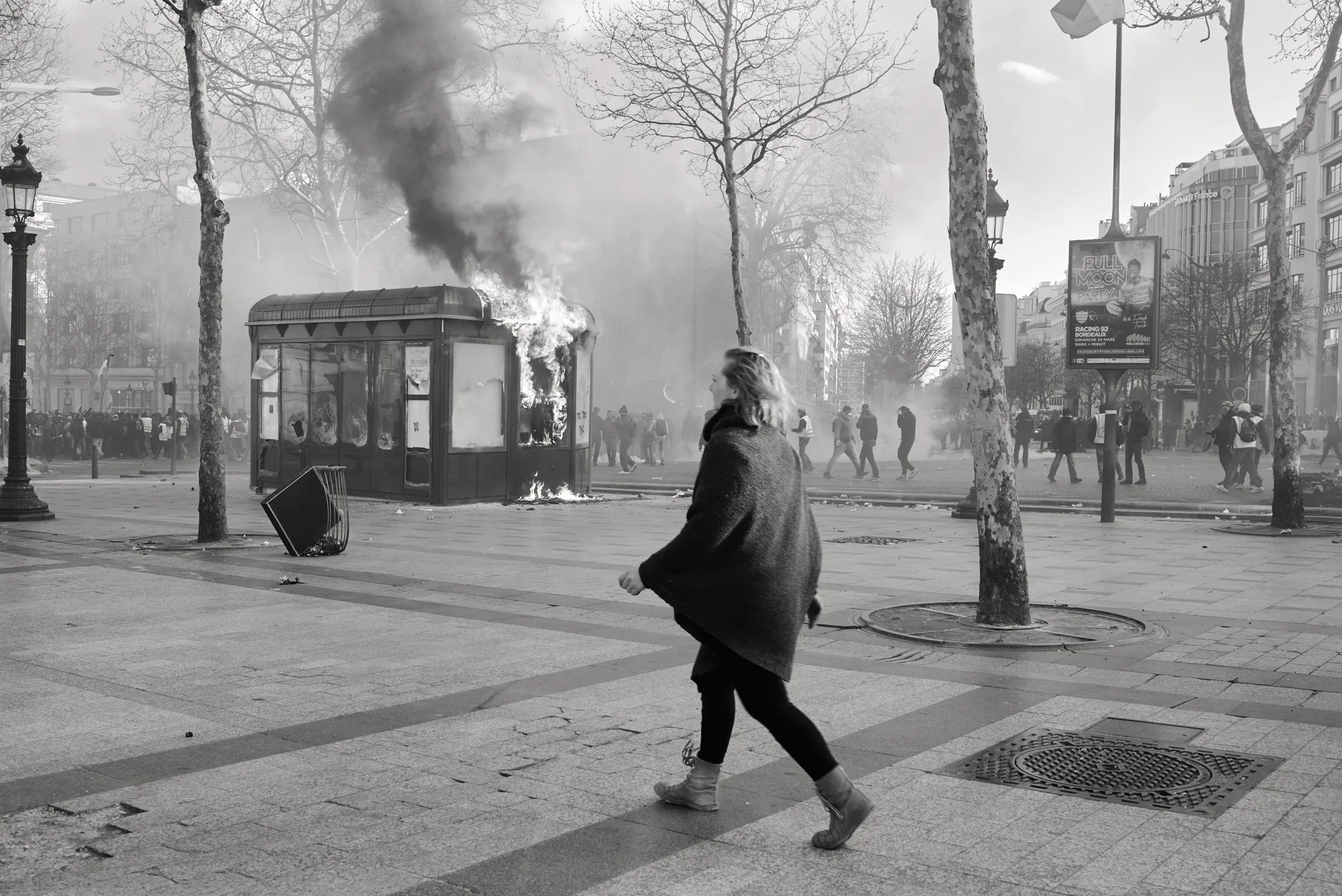 Un kiosque sur les Champs-Élysées est en feu. Mouvement des Gilets jaunes Acte-XVIII Paris, France - 2019