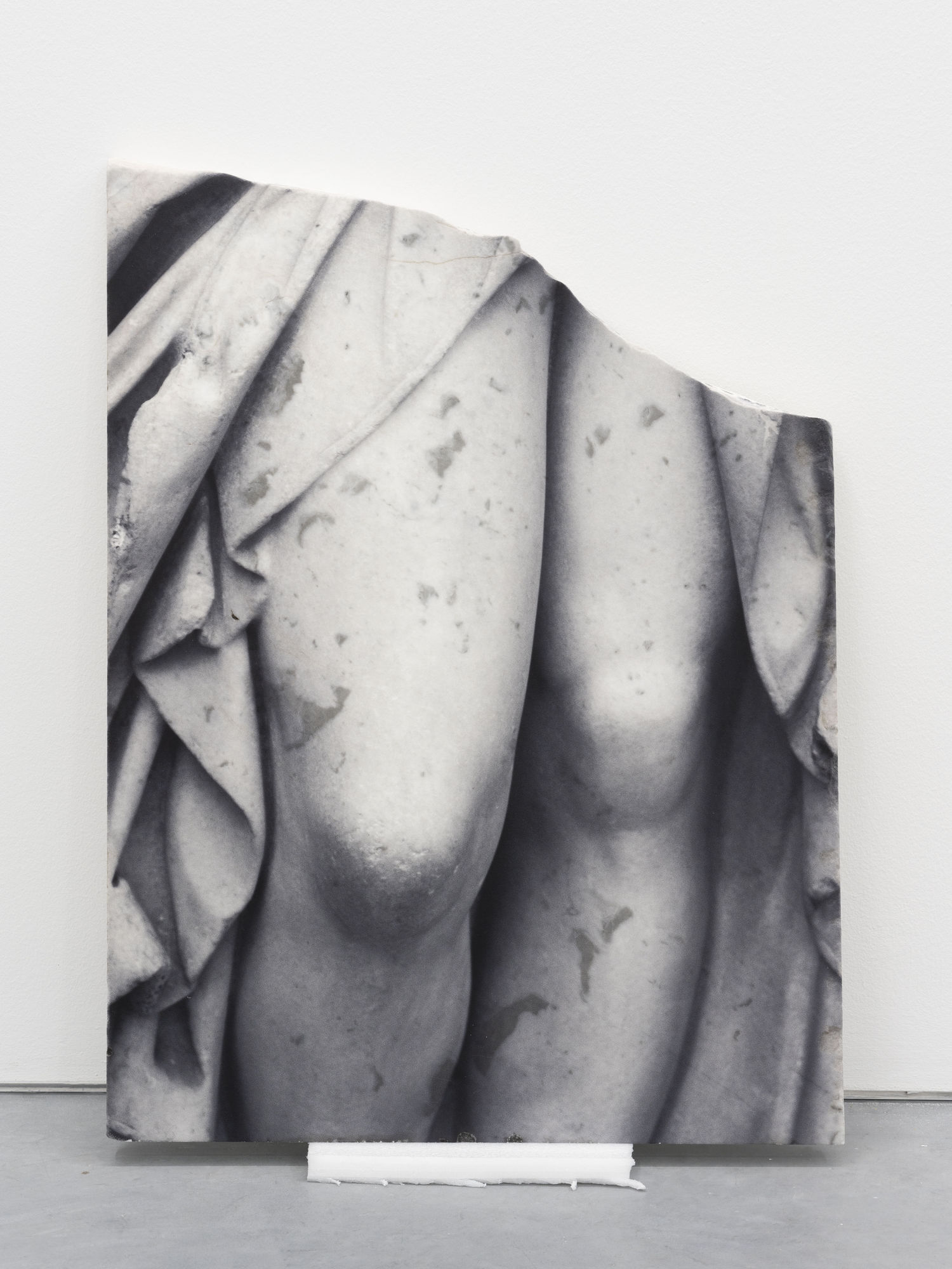 Dune Varela Les Genoux, 2023 Photographic print on marble 67 x 50 cm. 26.3 x 19.6 in.