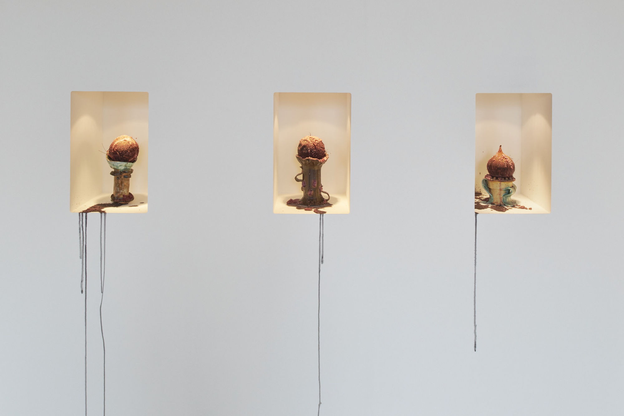 Each, La boisson, 2022, ceramic, coconut, red wine and salt, La cour des grands, solo exhibition, Kunsthalle Friart Fribourg, 2022