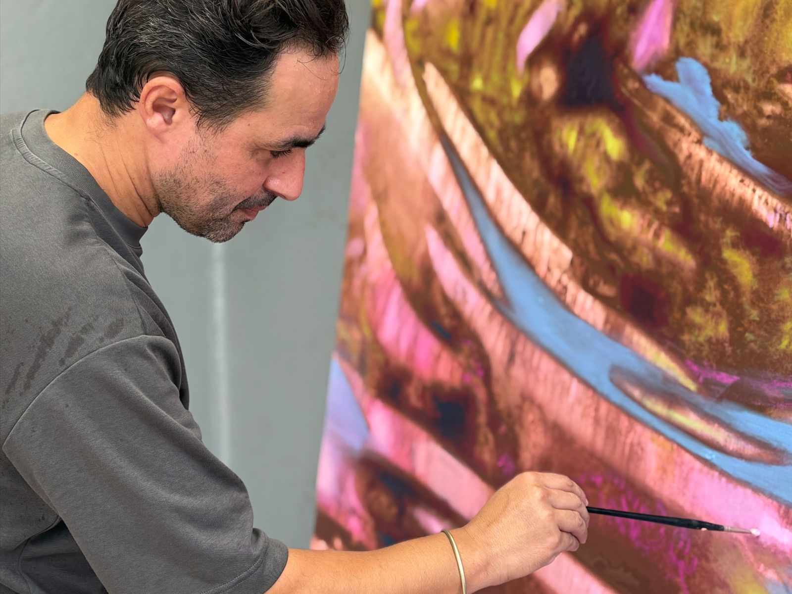 Béchir Boussandel working on a canvas at GALERIE FARAH FAKHRI's residency in Abidjan