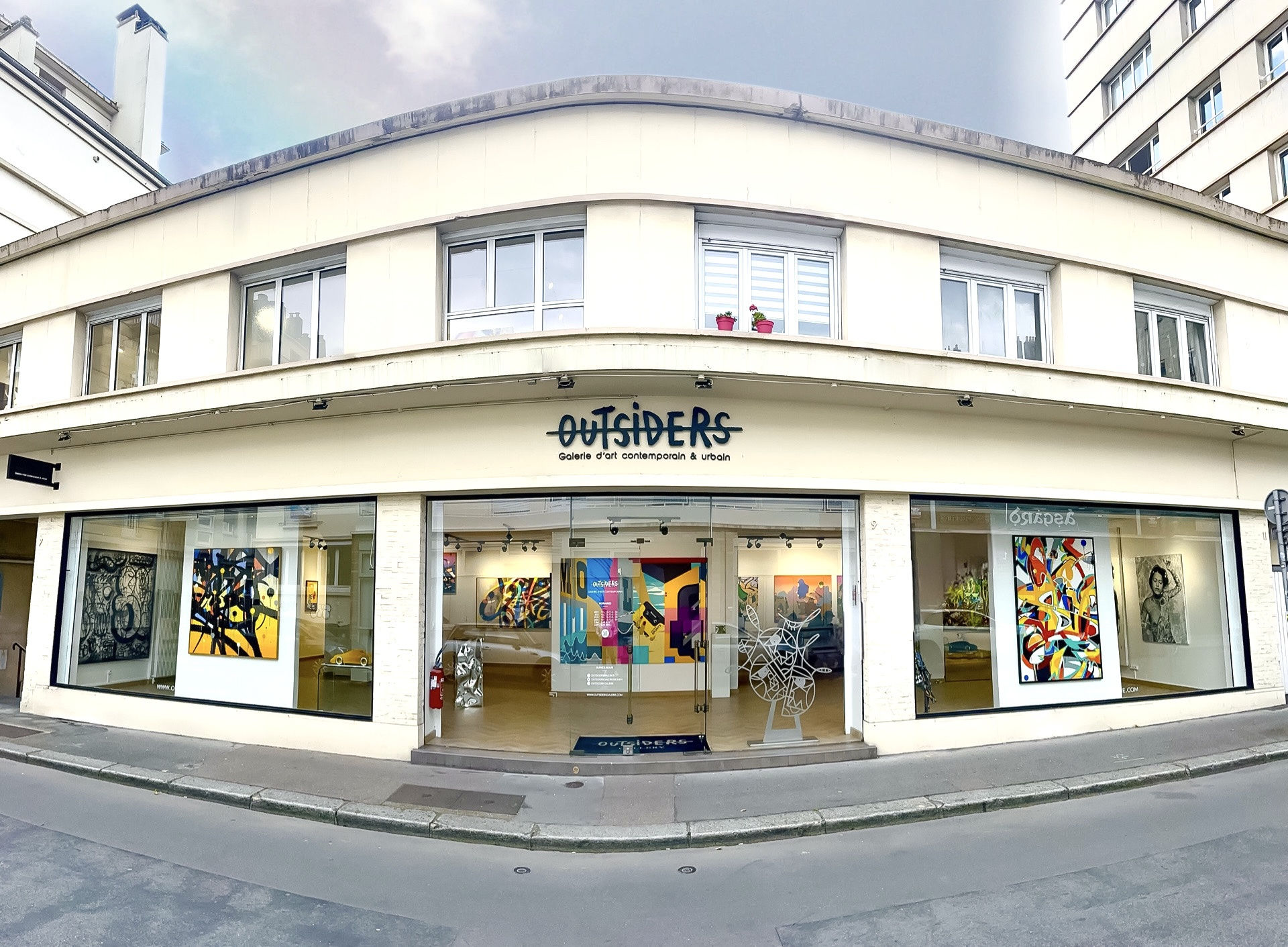 ROUEN Lun : sur rdv Mar : sur rdv Mer : 14-18 Jeu : 14-18 Ven : 14-19 Sam : 11-13 / 14:30-19 Dim : sur rdv +33 9 86 37 12 58 contact@outsidersgalerie.com