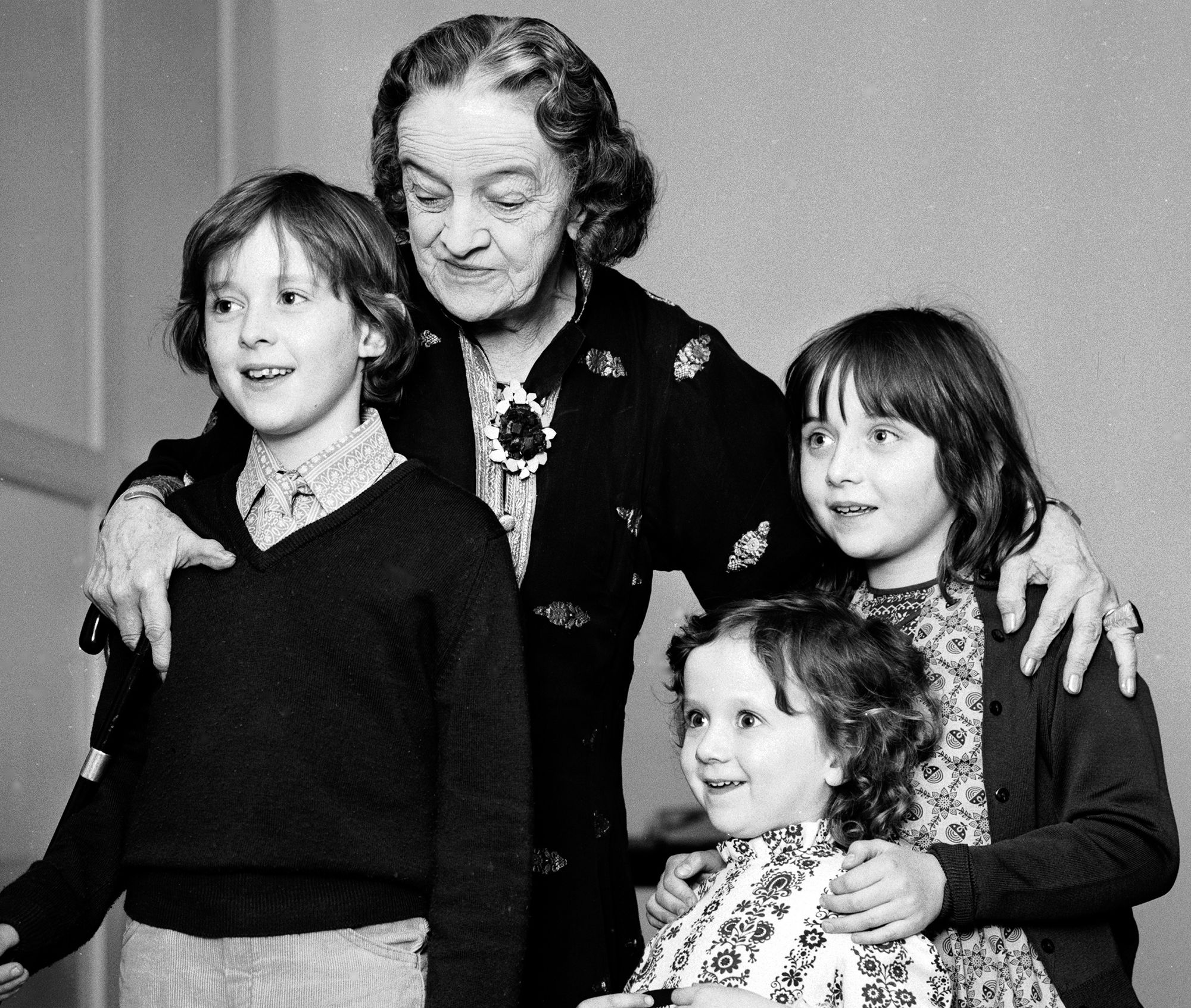 1972 - Barbara Hepworth with her grandchildren at the Marlborough Fine Arts Gallery. She is wearing her Grima dioptase pendant from the "Rock Revival" collection and her green tourmaline ring. Photograph by Desmond O'Neill