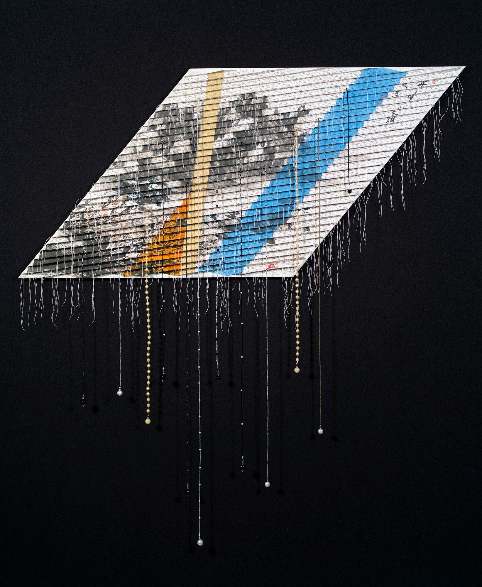 가변성을 위한 연습, 2022, 수집된 산수화, 볼펜, 재봉틀 작업, 안료, 구슬, 103x 48.5cm.