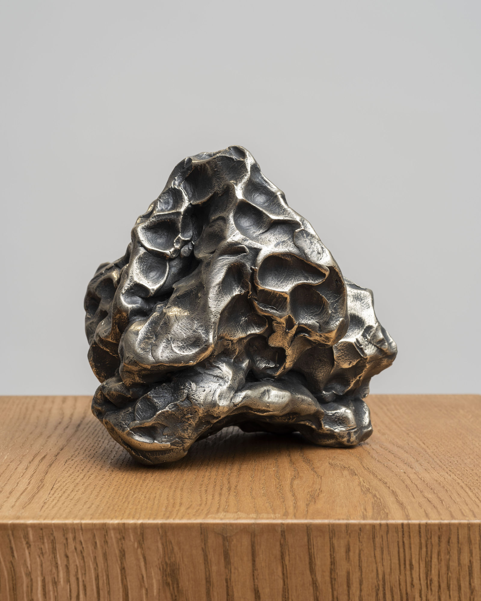 Susanna Baumgartner, Medicare il caso / Treat the case, 2022 White bronze, 15 x 15 x 14 cm