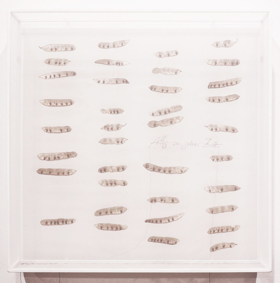 Sheila Furlan, alles zu seiner Zeit, 2018, bestickte Seide auf Metallgestell mit Materialcollage, unten signiert, 50 x 50 x 8,5 cm