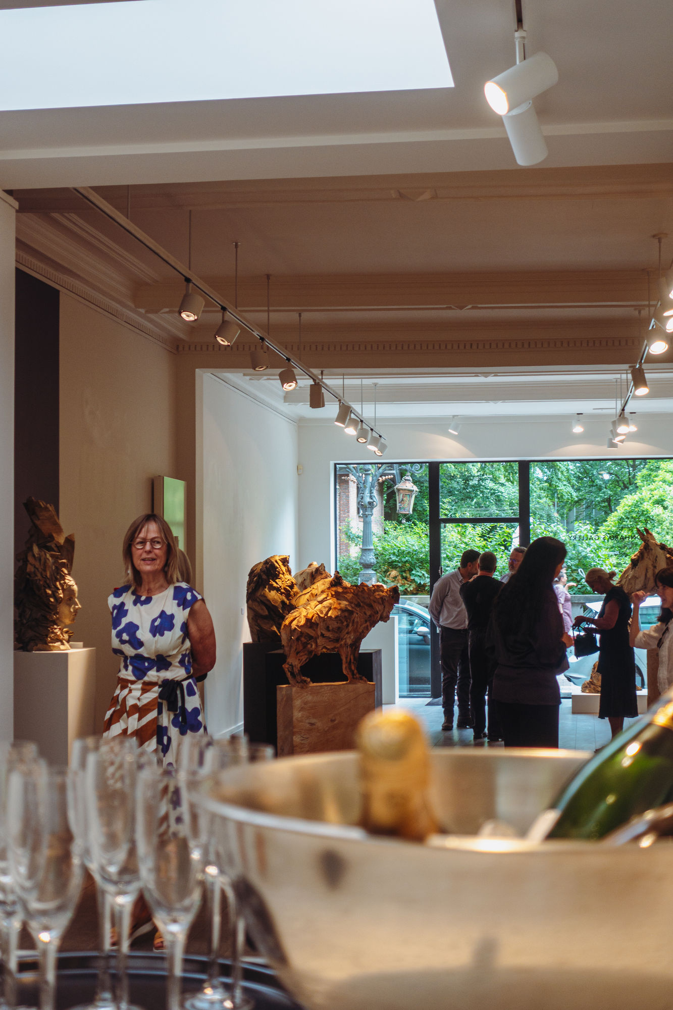 JÜRGEN LINGL: PURITY IN WOOD AND BRONZE