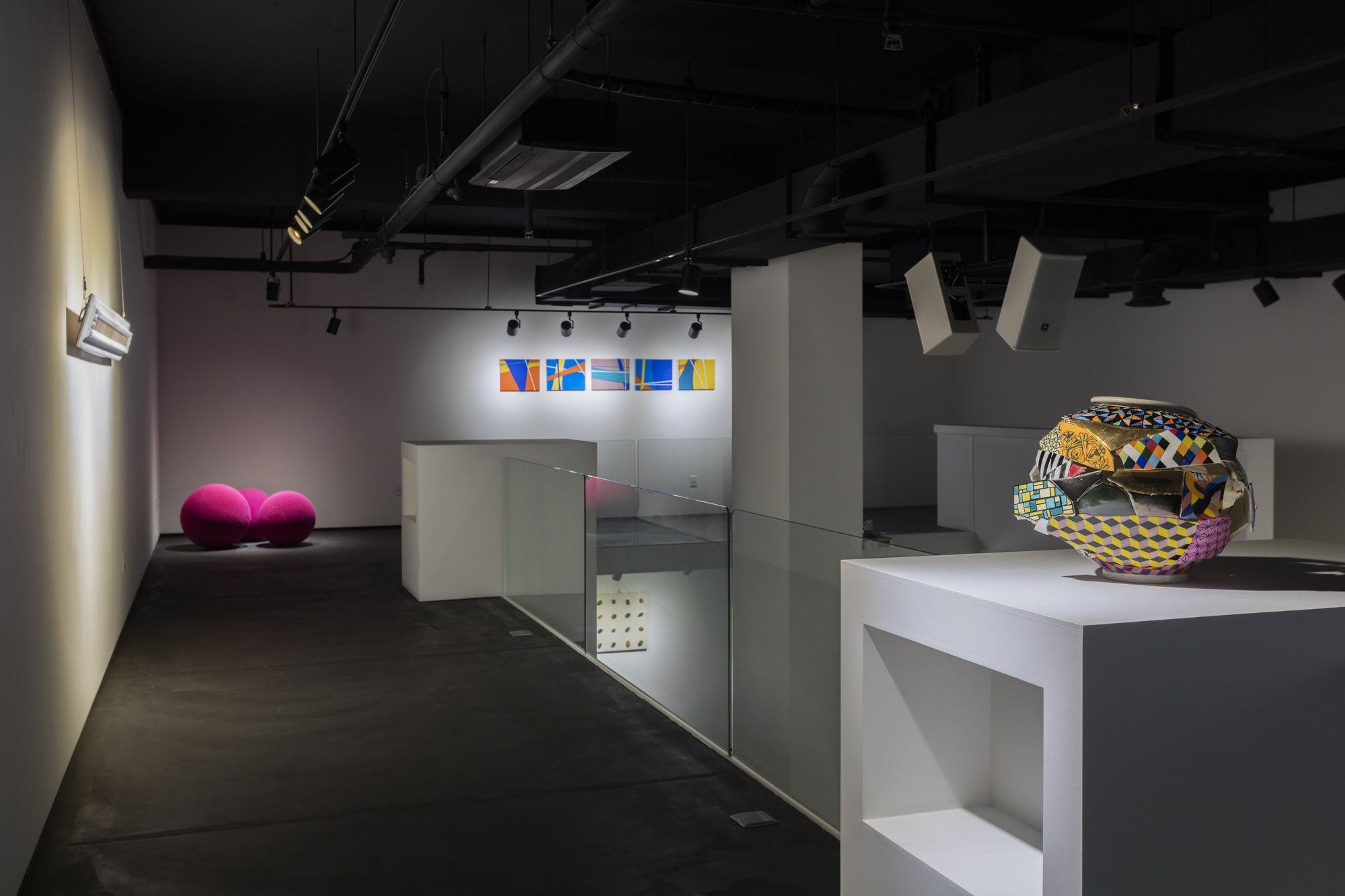 TOUCH-INDUCING COLORS