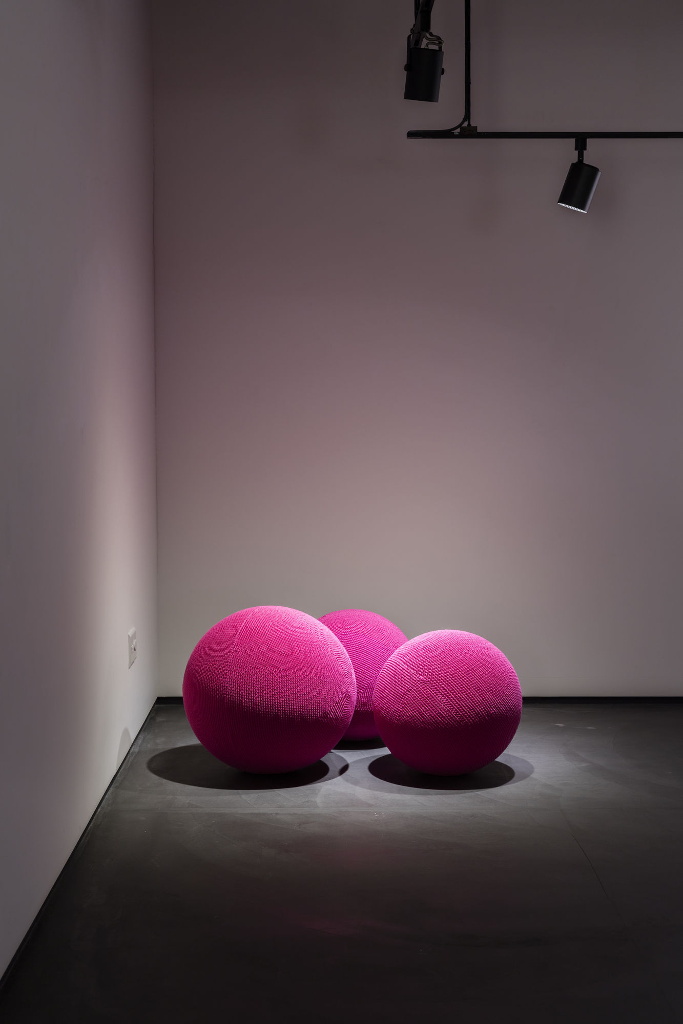 TOUCH-INDUCING COLORS