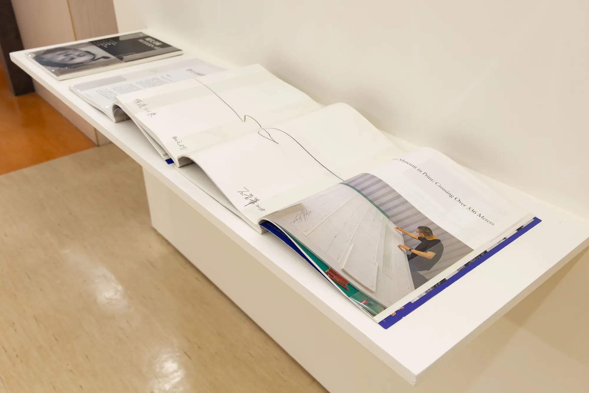 “The Art Museum in Print: Artists Featured in Modern Art ” Book and Archive Exhibition, held at the Library & Archives Center of the Taipei Fine Arts Museum, June 2025.The featured section “Artist Feature: Shi Jin-Hua” was published in Modern Art, Issue No. 190, September 2018, pp. 99–129; © Photography courtesy of Taipei Fine Arts Museum. 「書中自有美術館－《現代美術》中的藝術家特寫」圖書文獻展，北美館地下樓圖書文獻中心， 2025年6月。 參展藝術家之「藝術家特寫：石晉華」單元發表於《現代美術》第190期， 2018年9月，頁99-129；©臺北市立美術館攝影提供。