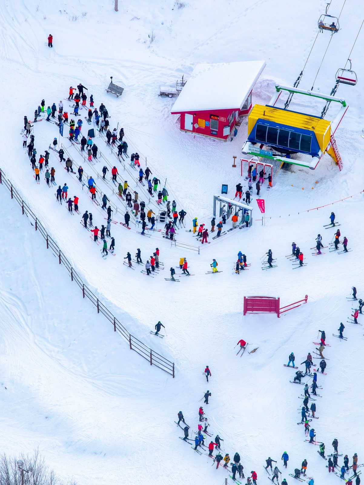 Skieurs colorés, Bromont, QC, 2021 36 x 24 in., Ed. 10 48 x 36 in., Ed. 10