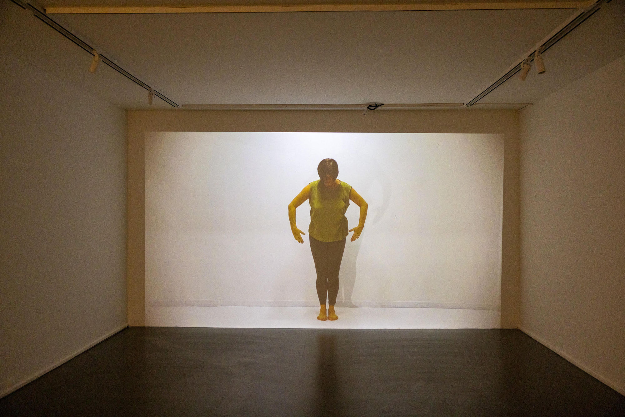 Gül Ilgaz, Gölge Fısıltıları | Whispering Shadow #1, Video, 2025. 1 dk, Döngü | 1 min, Loop, 3/1 Edisyon | Edition. Merdiven Art Space, 2025. Fotoğraf | Photographer: Esra Kent.