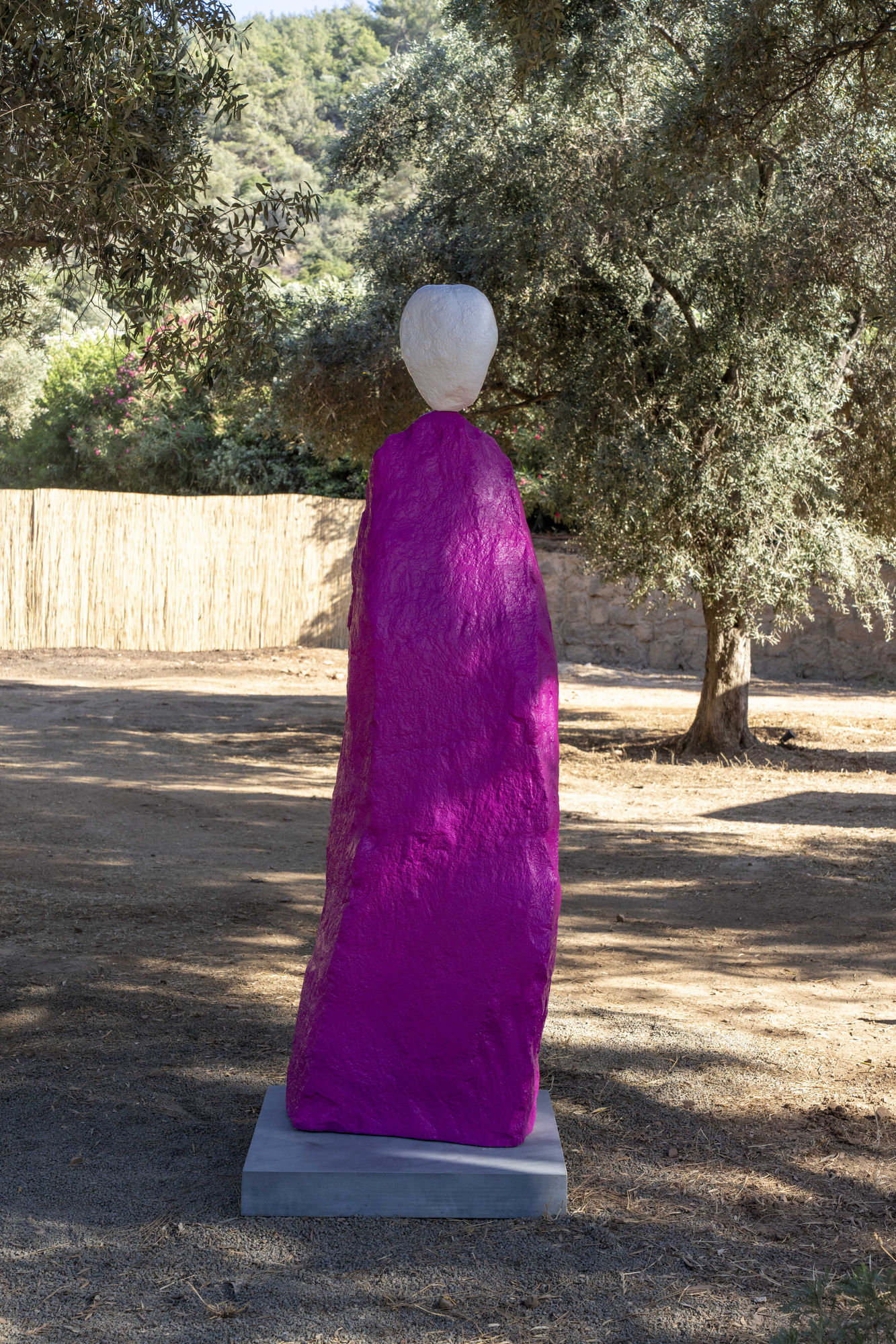 Ugo Rondinone, White Pink Monk, 2024, Basalt and stainless steel, 207 x 64 x 73 cm. © Courtesy the Artist and Mennour, Paris, Archives Mennour.