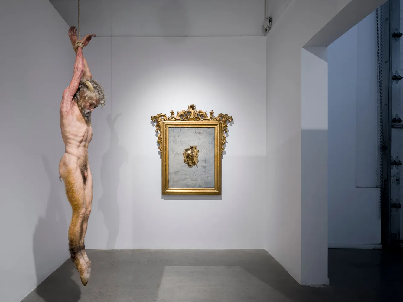 Evan Penny, Marsyas and the Venitian Mirror, 2024, vue d'installation. © Darren Rigo