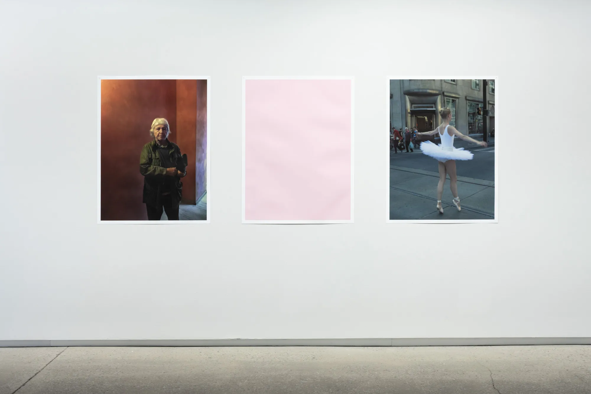 Angela Grauerholz, La femme 100 têtes / The hundred headless woman, 2025, vue d'installation. © Paul Litherland