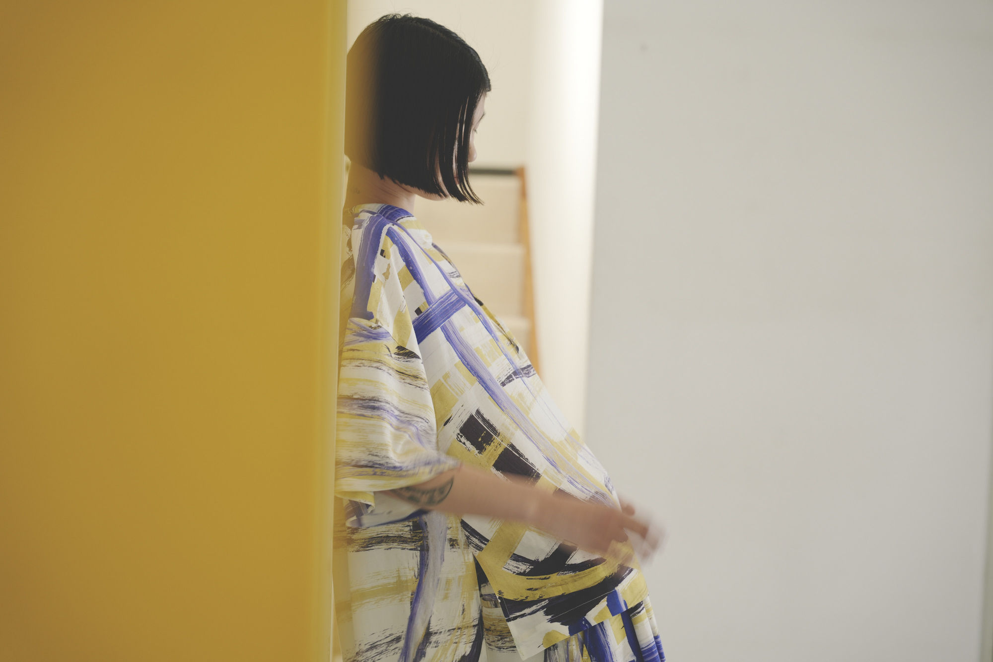 リネンブラウス　¥22,330 リネンワイドパンツ　¥25,410