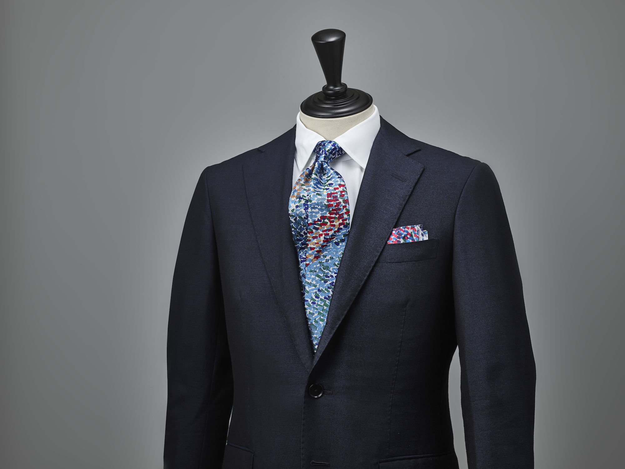 ネクタイ ¥35,200 チーフ　¥7,700