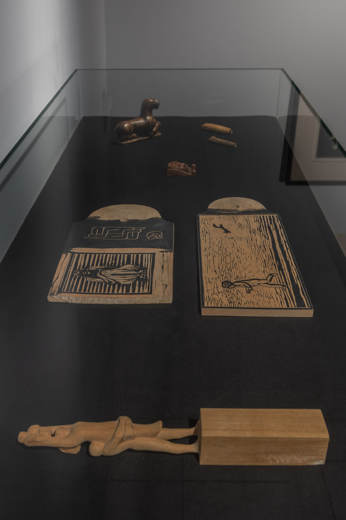 Skåret i tre (Carved in wood)