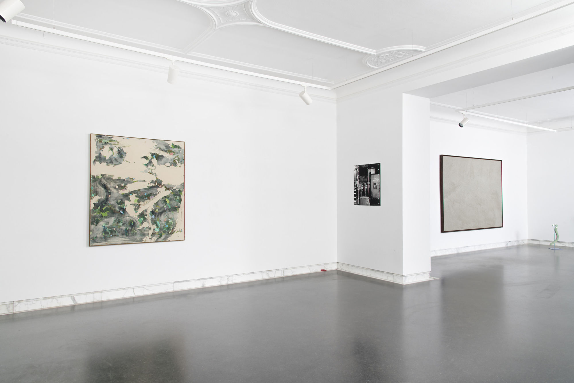 She comes in colors everywhere — Groupshow