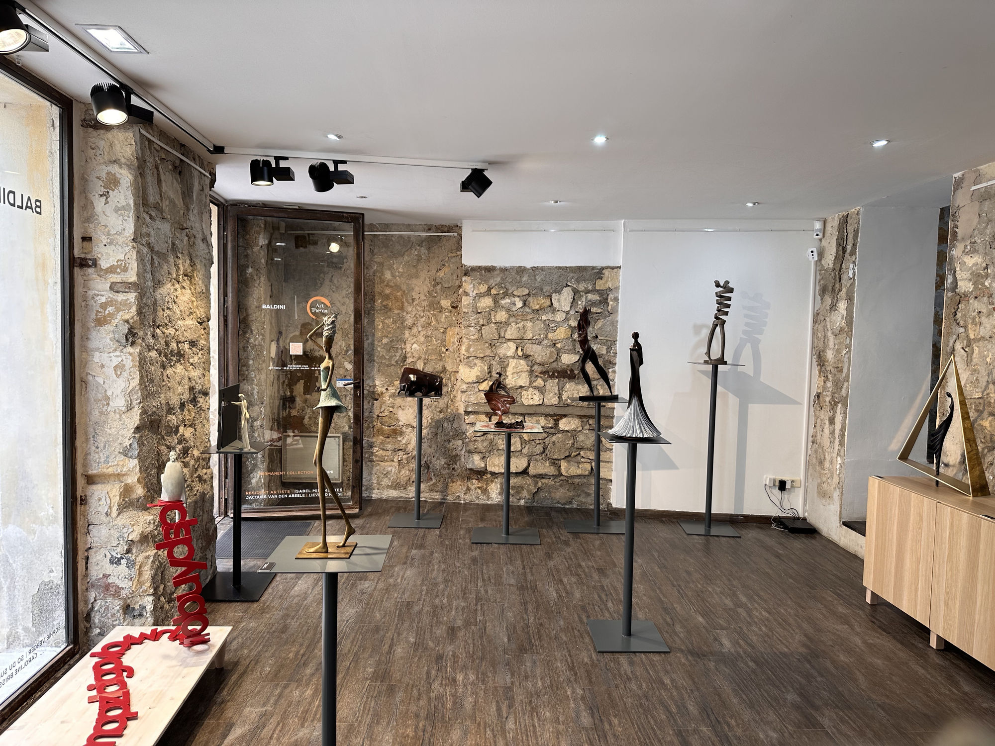 baldini art thema, art thema, art gallery, galerie d'art, arles, sculptures, sculptor, sculpture en bronze, vitrine, hedwige leroux