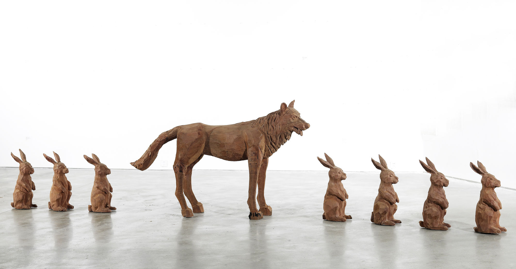 陈秋林，1个和7个，装置，木、发声器、机械行走器、感应器等，145 × 80 × 45 cm／1件、60 × 35 × 20 cm／7件，2014，版数：3 Chen Qiulin, 1&7, Installation, wood, speaker, walking device, sensor, etc., 145 × 80 × 45 cm/ 1 piece, 60 × 35 × 20 cm/ 7 pieces, 2014, Ed.3